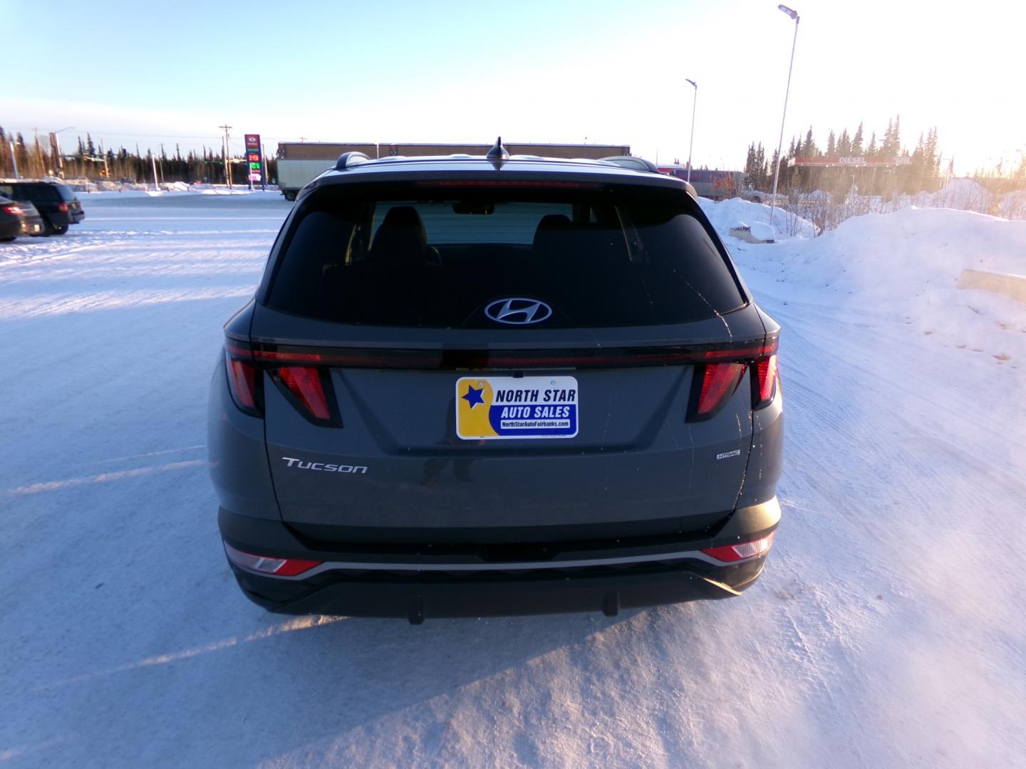 2024 Grey Hyundai Tucson SEL AWD (5NMJBCDE0RH) with an 2.5L L4 DOHC 16V engine, 8A transmission, located at 2630 Philips Field Rd., Fairbanks, AK, 99709, (907) 458-0593, 64.848068, -147.780609 - Photo#3